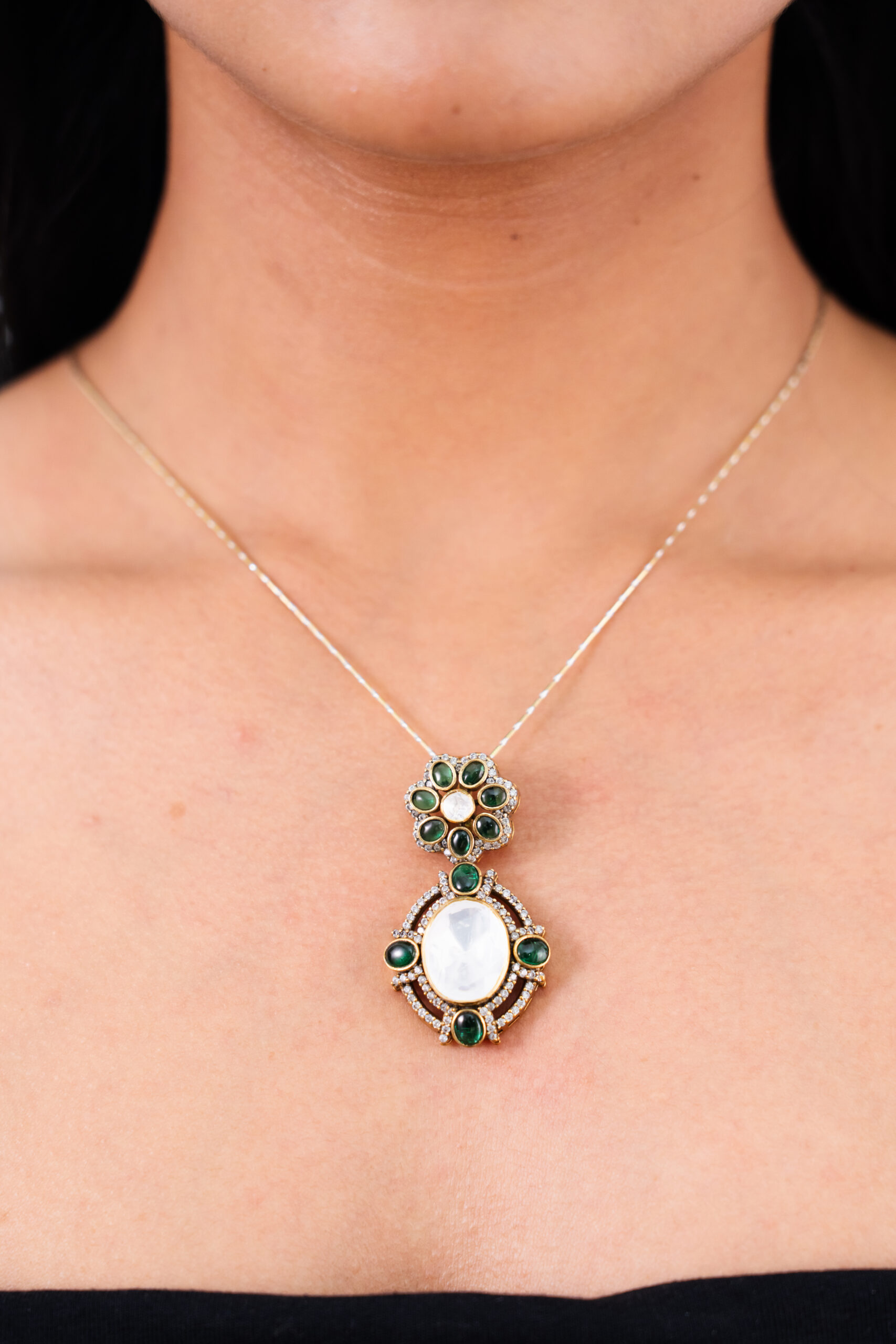 Festive Emerald Highlight Pendant - Image 2